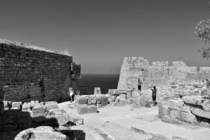 antiguo antiguo Roca restos en un caliente verano día en el griego isla de Rodas en lindos foto