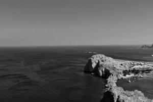 antiguo antiguo Roca restos en un caliente verano día en el griego isla de Rodas en lindos foto