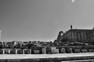 antiguo antiguo Roca restos en un caliente verano día en el griego isla de Rodas en lindos foto