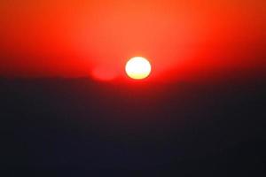 puesta de sol en cielo y nube, hermosa vistoso crepúsculo hora con silueta de montaña. foto