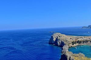 antiguo antiguo Roca restos en un caliente verano día en el griego isla de Rodas en lindos foto