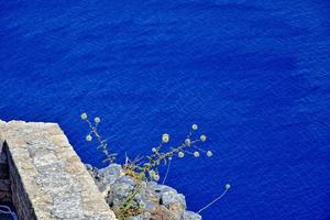 antiguo antiguo Roca restos en un caliente verano día en el griego isla de Rodas en lindos foto