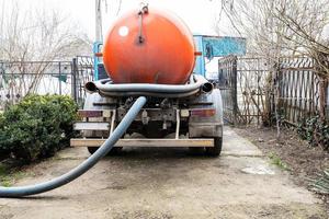 barril de aguas residuales camión bombeo fuera séptico tanque foto