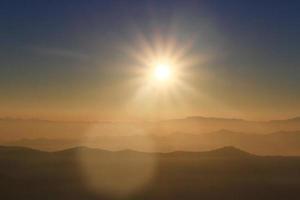 hermosa puesta de sol y amanecer en cielo y dorado crepúsculo hora con niebla y niebla en Valle de montaña capa foto