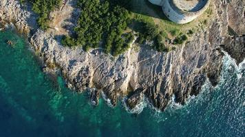 aereo, roccia formazione nel un' bellissimo spiaggia video