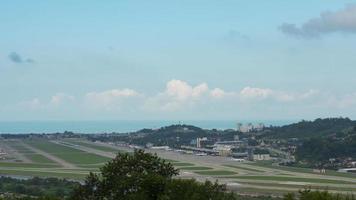 filmisch Schuss von der Verkehr beim das Flughafen, Panorama- Aussicht von das Flugplatz. Zeitraffer video