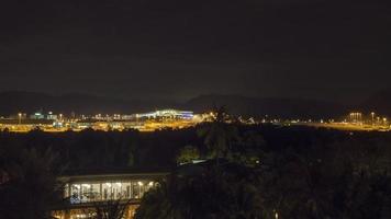 imágenes de aeropuerto tráfico noche. aeropuerto iluminado por luces. tráfico a noche, lapso de tiempo video