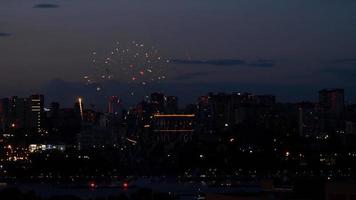 vuurwerk met stadsgezicht nacht licht visie van Novosibirsk horizon Bij schemering tijd video