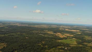 visie van de vlak venster naar de gebied van de Kaliningrad regio. zomer, groen bossen en velden, top visie video