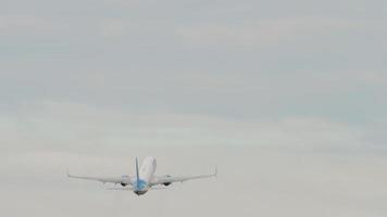 Novosibirsk, russo federazione luglio 15, 2022 - boeing 737 di pobeda aria decollare e salita, posteriore Visualizza. turismo e viaggio concetto video