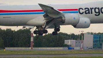 novosibirsk, ruso federación junio 10, 2020 - cargolux boeing 747, lx vce en final Acercarse para aterrizaje. tolmachevo aeropuerto, Novosibirsk video