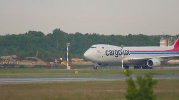 Novosibirsk, russo federazione giugno 10, 2020 - cargolux boeing 747 Taxi per il terminale su il territorio di il aeroporto. tolmachevo aeroporto, novosibirsk video