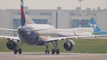 Moscou, russo federação Julho 28, 2021 - passageiro borda do aeroflot taxiando às sheremetyevo aeroporto. Civil aeronave em a taxiway. turismo e viagem conceito video