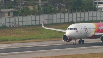 phuket, Tailandia febrero 13, 2023 - pasajero chorro avión aerobús a320 de vietjet aire increíble Tailandia librea montando a phuket aeropuerto. avión en el aeródromo. turismo y viaje concepto video