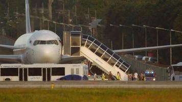 Phuket, Thaïlande février 4, 2023 - azur air les passagers évacué. moteur Feu sur décoller, avorté vol. gens laisser le avion. Feu camions et spécial équipement servir le urgence avion video