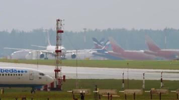 Moscú, ruso federación julio 29, 2021 - boeing 737 de pobeda rodaje en el pista a sheremetyevo aeropuerto svo. turismo y viaje concepto, aire vuelo video