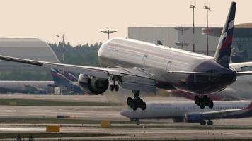 Moscou, russo federação Julho 29, 2021 - passageiro boeing 777 do aeroflot moscas para aterrissagem às sheremetyevo aeroporto svo. avião chega costas Visão video