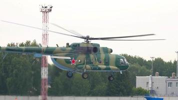 nowosibirsk, russland 17. juni 2020 - militärhubschrauber mi 8 rollt entlang der landebahn. Im Hintergrund fährt ein Feuerwehrauto. internationaler flughafen tolmachevo, nowosibirsk video