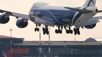 Moscú, ruso federación julio 29, 2021 - boeing 747 puente aéreo de carga llegado en sheremetyevo aeropuertosvo. carga avión frenado después aterrizaje, posterior vista. enorme cuatro motor avión de línea video