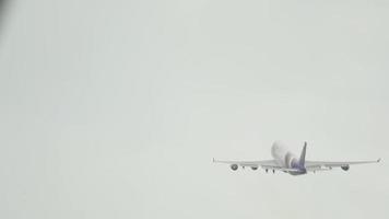 phuket, Tailandia diciembre 02, 2016 - boeing 747 de tailandés vías respiratorias tomar apagado a phuket aeropuerto, posterior vista. jumbo chorro salida video