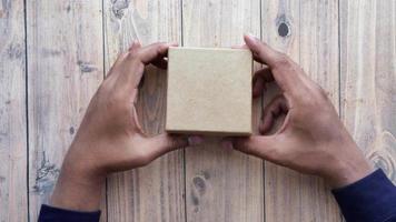 uomini Aperto un' regalo scatola e lettura un' grazie voi Messaggio video