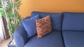 moderne bleu Couleur canapé avec oreillers dans vivant pièce à Accueil video