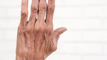 närbild av handen på en äldre person isolerad på vitt video