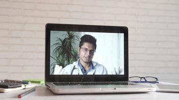 jung asiatisch Arzt reden zu Kamera im Video Plaudern