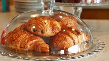 fresco cozido croissant dentro uma fechadas vidro jarra às cafeteria video