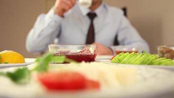 affaires homme est ayant petit déjeuner video