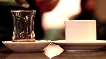 vrienden drinken thee en koffie in een cafe restaurant, ober nemen cups van thee en koffie na drinken, selectief focus video