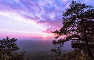 hermosa puesta de sol a lom sak acantilado, phu kradung nacional parque foto