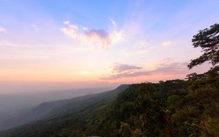 hermosa cielo y puesta de sol a Pha mak duk acantilado foto