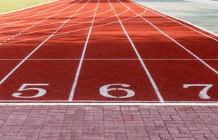 atleta pista o corriendo pista con números 5 5 a 7. foto