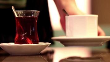 vrienden drinken thee en koffie in cafe video