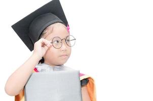 linda asiático niña estudiante pensando en graduación gorra foto