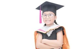 linda asiático niña estudiante en graduación gorra sonrisa aislado foto