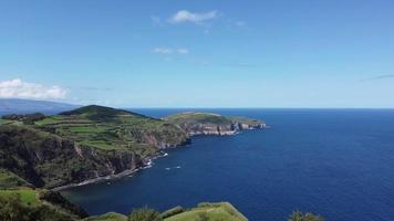 cinématique drone coup de une magnifique rocheux rive à sao miguel sur Açores îles video