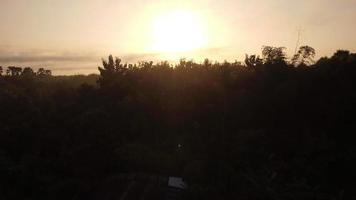 vista aérea do céu e da luz do sol durante o belo nascer do sol com nuvens e neblina pela manhã. fundo do céu natural no início da manhã nas montanhas video