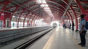 nuovo delhi India - aprile 10 2023 - delhi la metropolitana treno in arrivo a jhandewalan la metropolitana stazione nel nuovo delhi, India, Asia, pubblico la metropolitana in partenza a partire dal jhandewalan stazione video