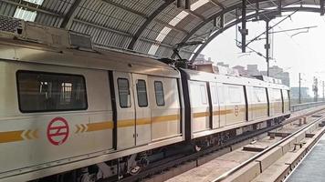 nuevo Delhi India - abril 10 2023 - Delhi metro tren llegando a jhandewalan metro estación en nuevo Delhi, India, Asia, público metro partiendo desde jhandewalan estación video