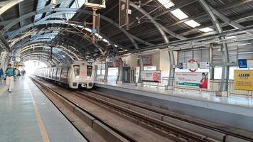 Neu Delhi Indien - - April 10 2023 - - Delhi Metro Zug ankommen beim jhandewalan Metro Bahnhof im Neu Delhi, Indien, Asien, Öffentlichkeit Metro Abflug von jhandewalan Bahnhof video