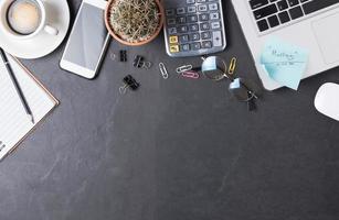 oficina negro escritorio mesa con computadora, teléfono inteligente foto