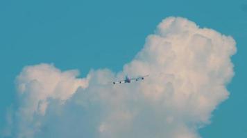 comercial avião vôo dentro a céu, costas visualizar. vôo longe para dentro a distância a avião em a fundo do cinzento nublado céu video