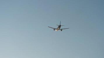 lange Schuss von ein Flugzeug nehmen aus beim Hintergrundbeleuchtung. Flug Abfahrt. Rückseite Sicht, Passagier Verkehrsflugzeug steigen nach ausziehen, starten, abheben, losfahren video