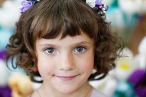 portero de un hermosa niña de elemental años con grande ojos. foto