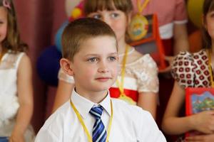 retrato de un preescolar chico en el antecedentes de niños. foto