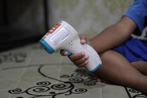 photo portable temperature detector
