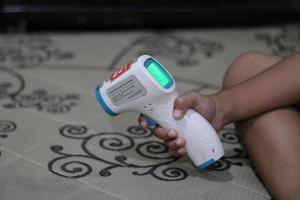 photo portable temperature detector