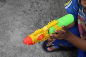 foto de juguete pistola siendo llevado